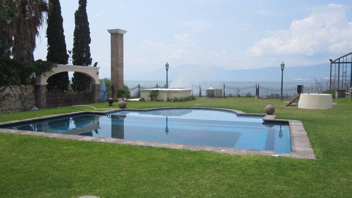 Raquet Club Villa | BEAUTIFUL VILLA BYE THE LAKE