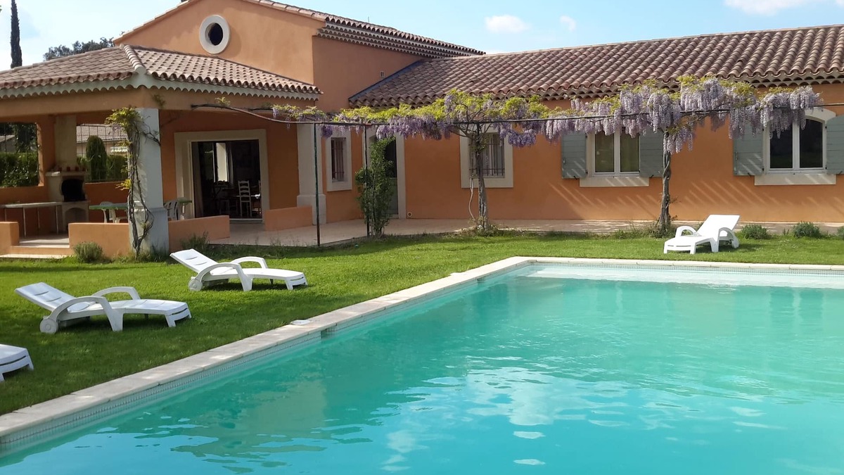 Taillades Villa | BEAUTIFUL VILLA, NEAR L'ISLE SUR SORGUE, EXCEPTIONAL VIEW OF THE LUBERON