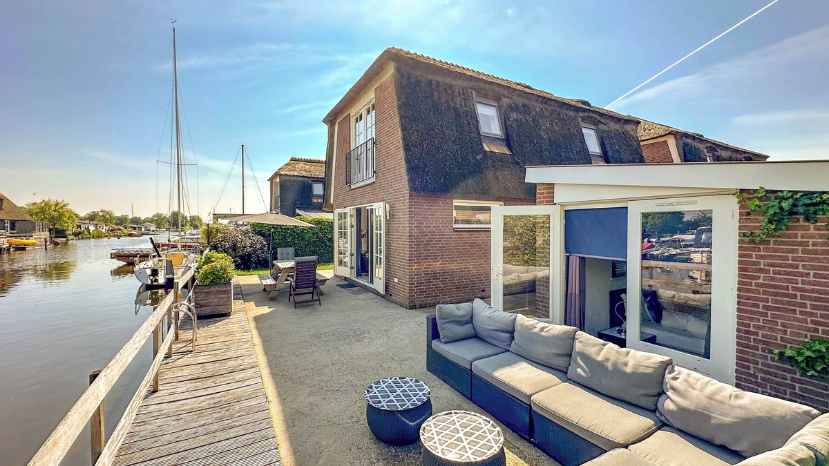 Municipality of Stichtse Vecht House | Beautiful villa right on the waterfront