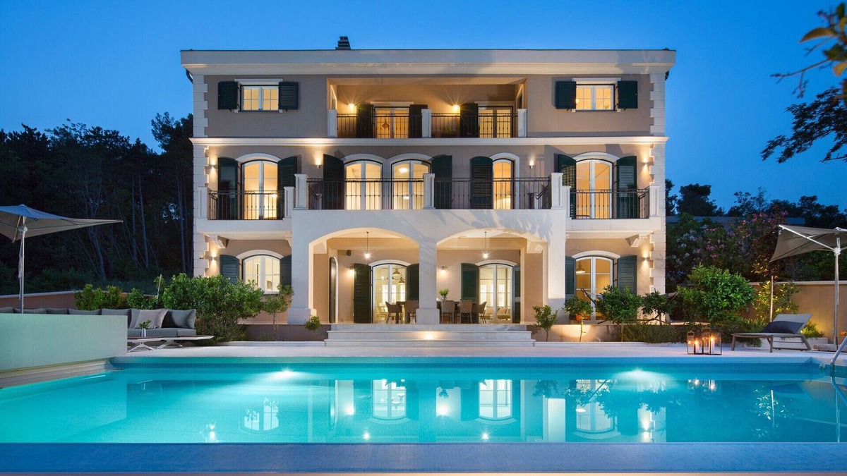 Cizici Villa | Beautiful Villa Veglia Palace
