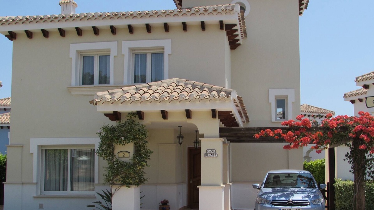 Torre-Pacheco Villa | Beautiful villa with large heated pool, free wi-fi and air con in all bedrooms.