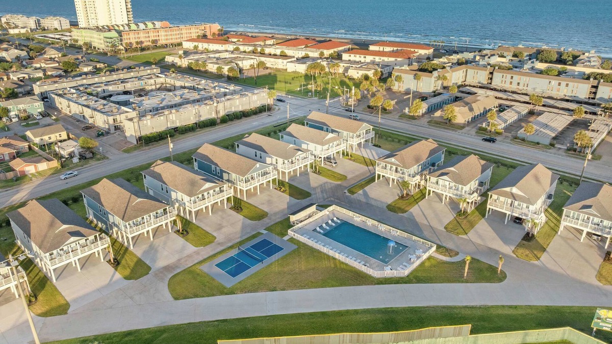 Galveston House | Beautiful Villa: Walk to Beach!