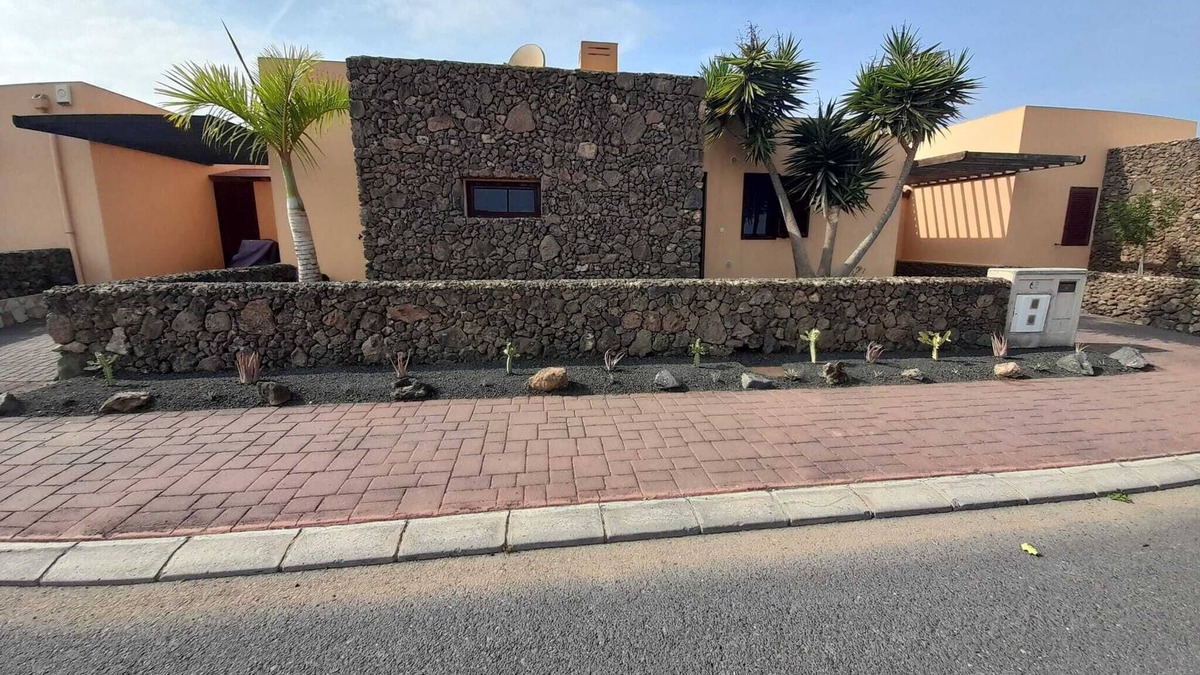 Corralejo Villa | Beautiful villa with heated pool, large patio area and barbecue