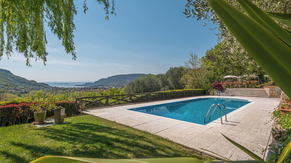 Costermano Villa | Beautiful villa with private garden and pool