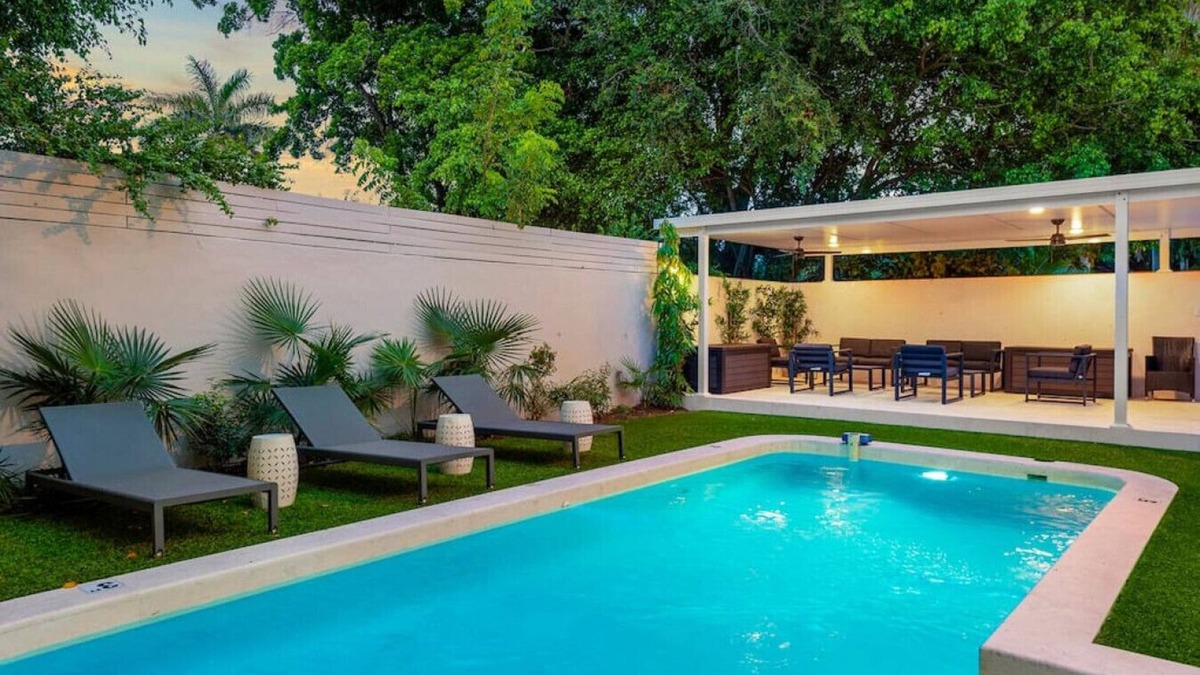 Northeast Miami House | Beautiful Villa with heated pool, Fits 14 !