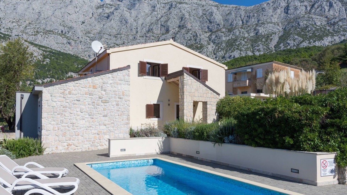 Srida sela Villa | Beautiful Villa with Large Swimming Pool