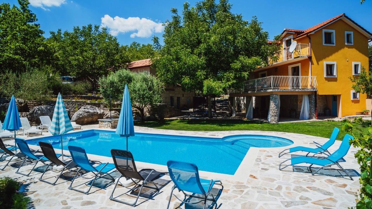 Zmijavci Villa | BEAUTIFUL VILLA WITH PRIVATE SWIMMING POOL AND OUTSIDE BARBICUE NEAR MAKARSKA