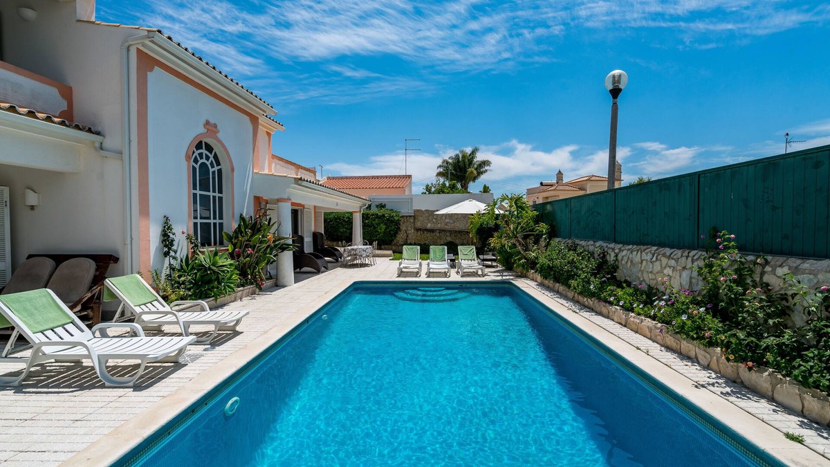 Correeira Villa | Beautiful villa with garden and swimming pool nearby the STRIP and beach