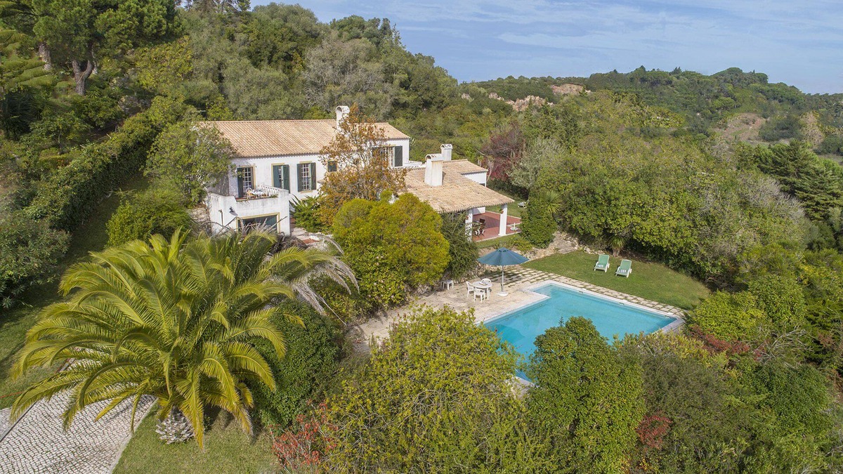Zambujal Villa | Beautiful villa with private swimming pool, located in a quiet area near Lisbon