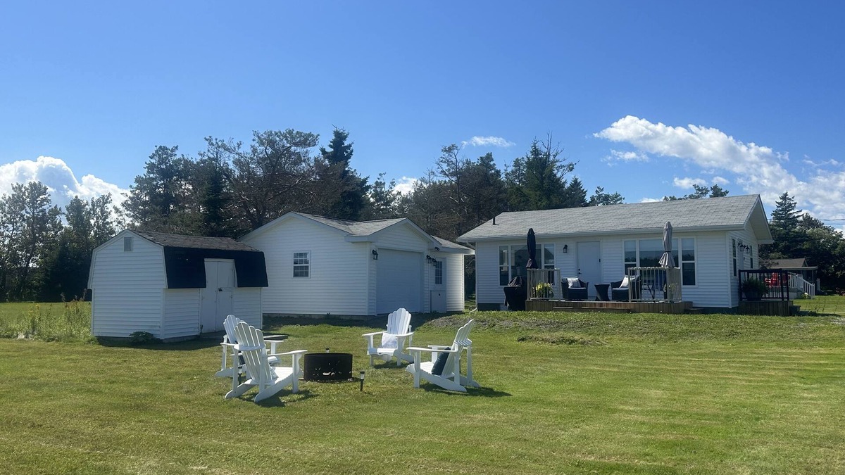 The Bluff House | Beautiful waterfront cottage on large property. Walking distance to Parlee Beach