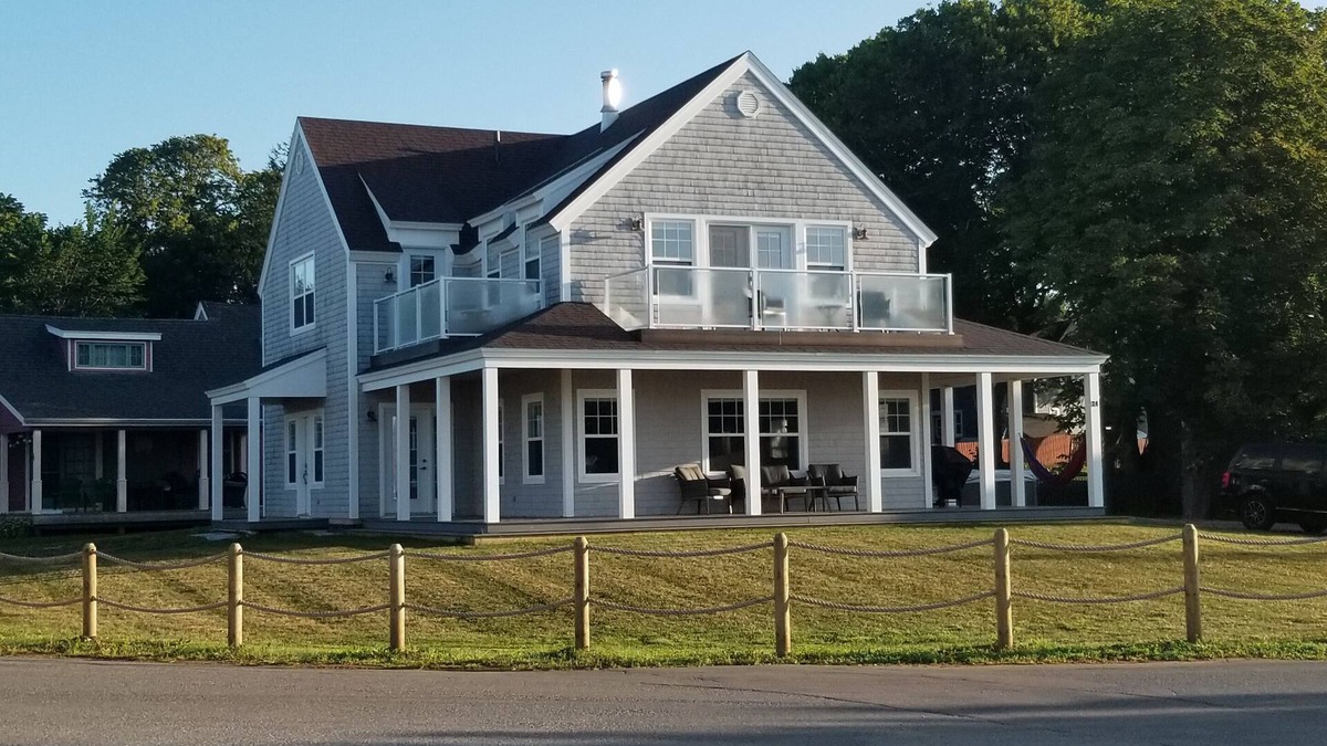 Victoria House | Beautiful water front beach-house in picturesque Victoria-By-The-Sea