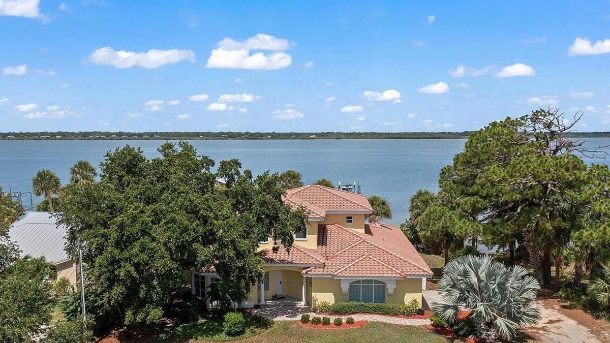 Merritt Island House | Beautiful waterfront 4 bdrm home with swimming pool in Merritt island.