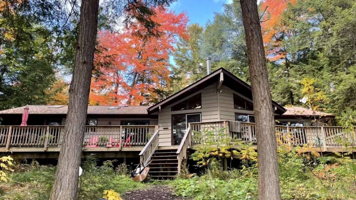 Bracebridge Cottage | Beautiful Waterfront cottage at Bird Lake, Muskoka, with long water line