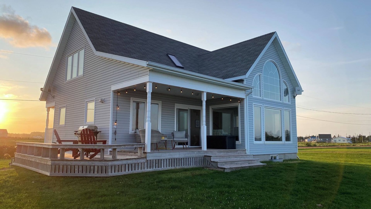 New London Cottage | Beautiful Waterfront cottage in New London