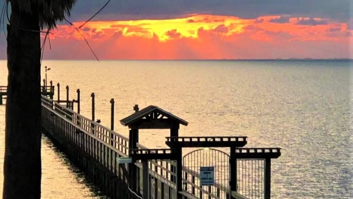 Harbor Oaks Condo | Beautiful Waterfront Allegro North Private Fishing Pier, Boat Launch, Pool