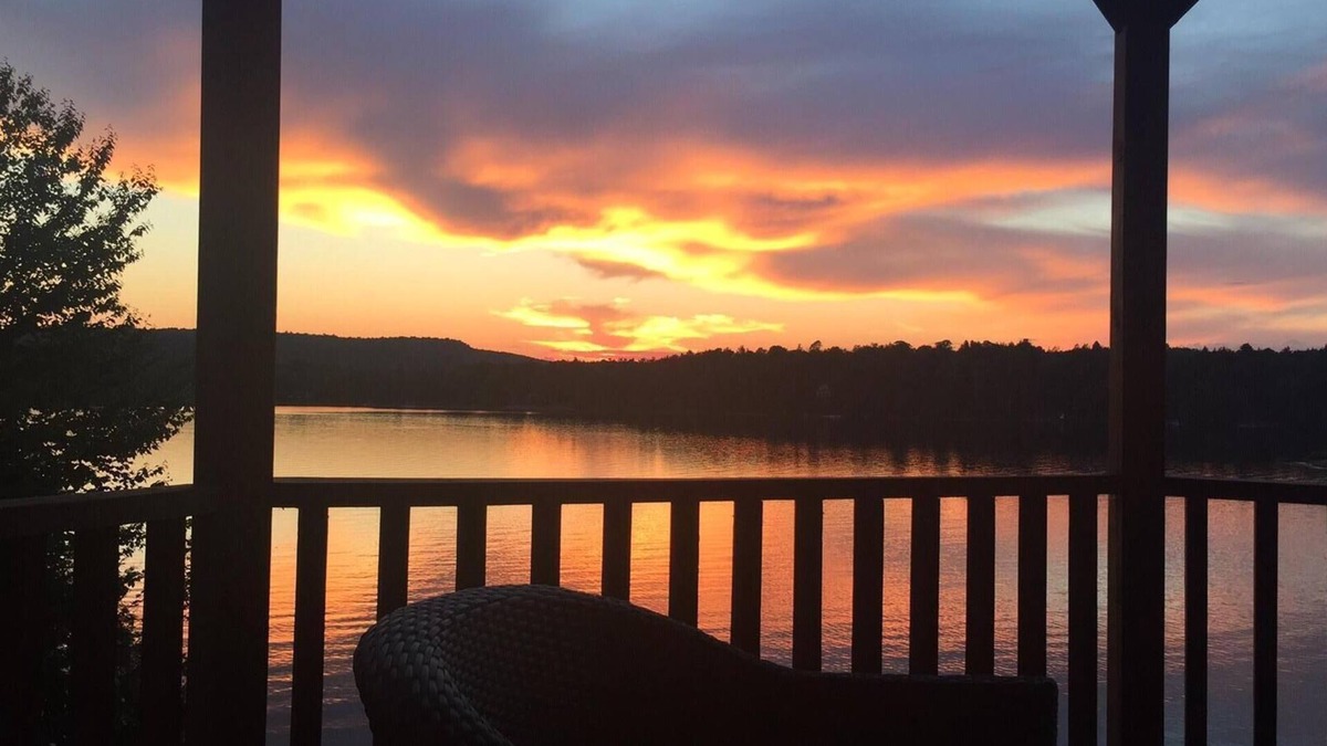 Amherst Cottage | Beautiful Waterfront Four Season Cottage Near Tremblant CITQ #305626
