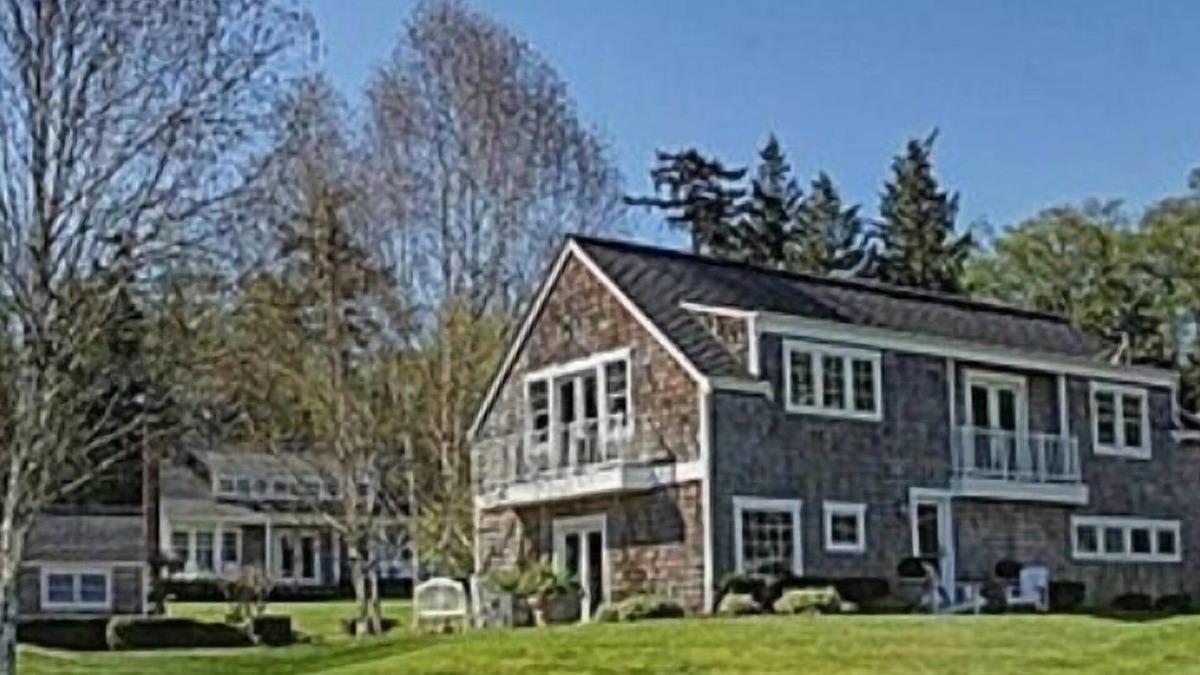 Hansville House | Beautiful Waterfront Cape Cod Style Beach Estate
