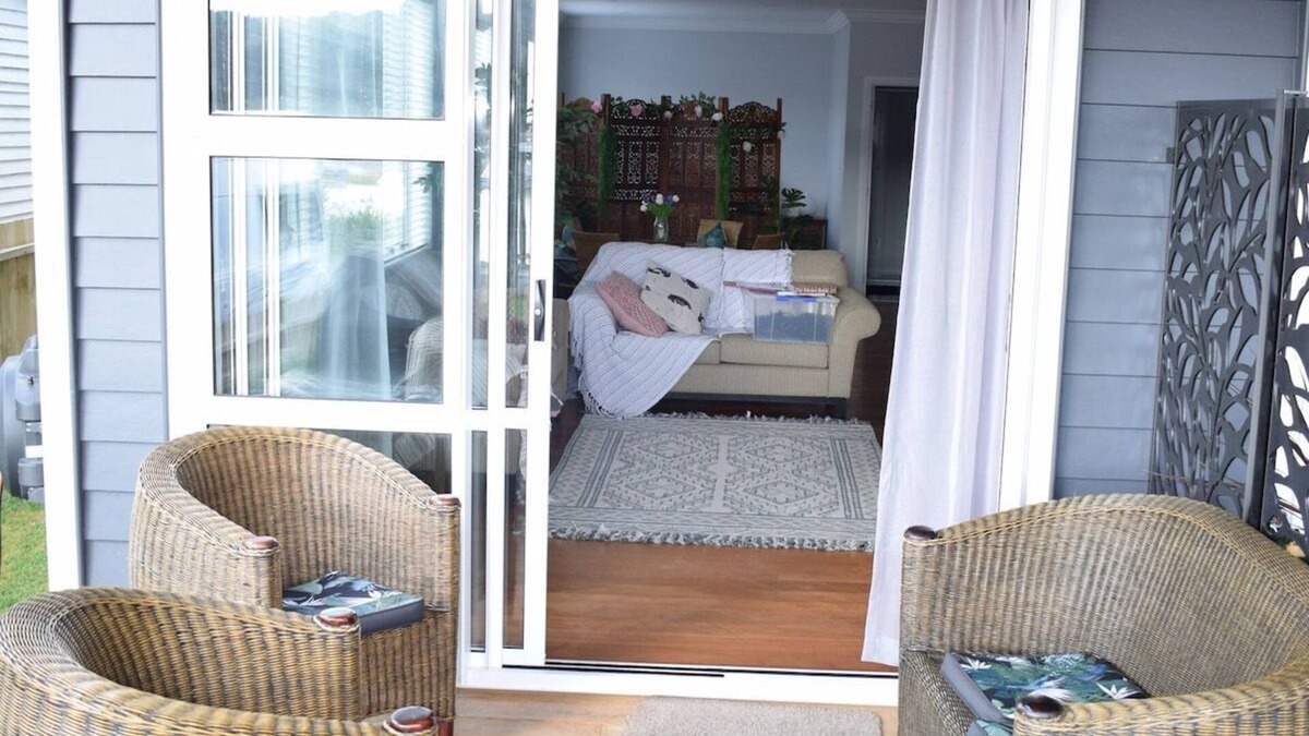 Arkles Bay Apartment | Beautiful Waterside Studio Apartment
