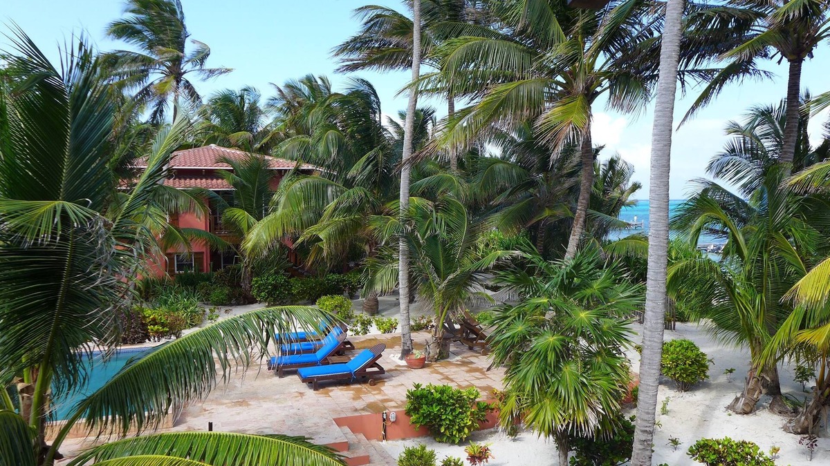 San Pedro Villa | Beautiful well appointed GOLD STANDARD 3B/4B beachfront villa. Reviews tell all