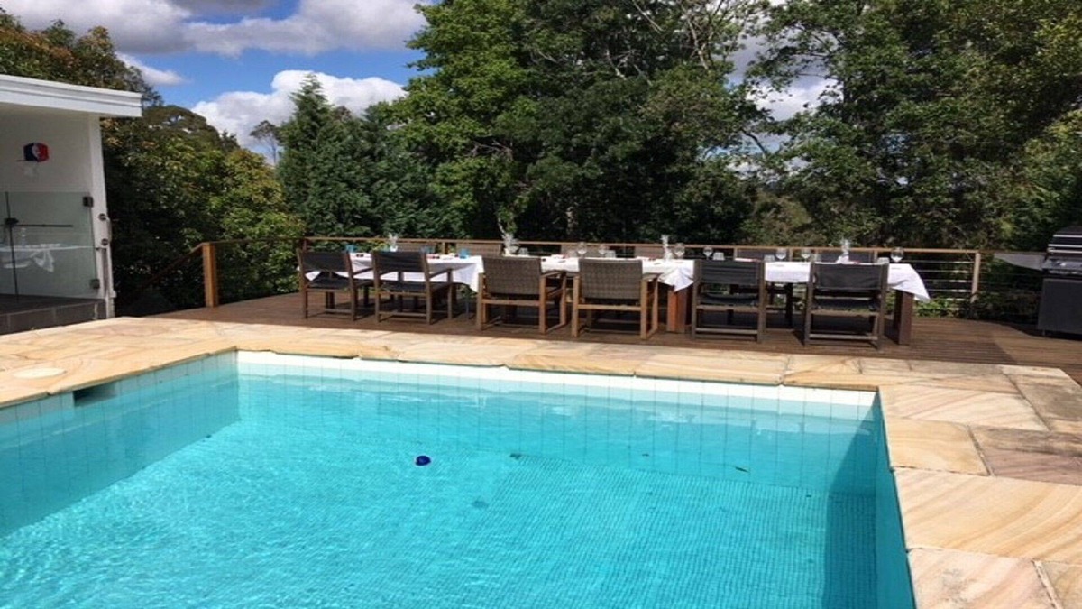 North Turramurra Hotel | BEAUTIFULLY APPOINTED HOME ON 2 ACRES, WITH POOL. IN THE NATIONAL PARK