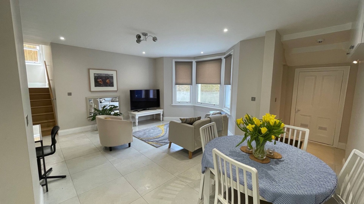Twickenham Riverside Apartment | Beautifully Appointed One Bed Apartment. Near Richmond Park, and Kew Gardens
