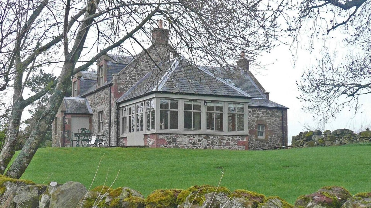 Perth Cottage | Beautifully appointed detached cottage commanding uninterrupted views towards the Lomond Hills.