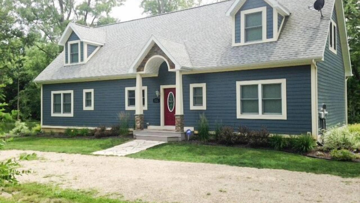Union Pier House | Beautifully Decorated Home W/Hot Tub, Very Close to Beach, Large Wooded Lot