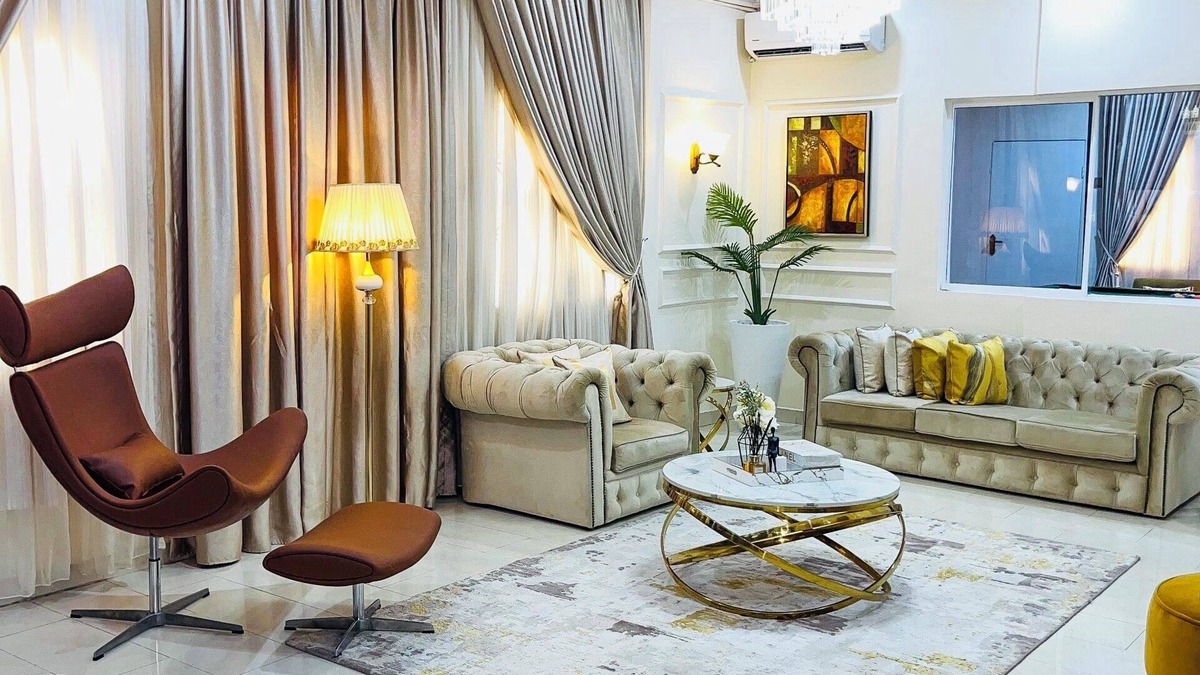 Surulere House | Beautifully Furnished 3-bedroom bungalow with AC, WiFi in the heart of Lagos