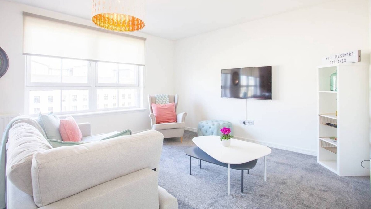 Polmadie Apartment | Beautifully furnished Southside new-build Flat