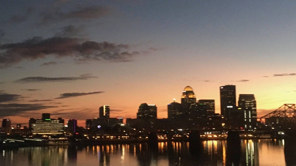 Clarksville Condo | Beautifully Furnished Lakeside Condo within View of Downtown Louisville