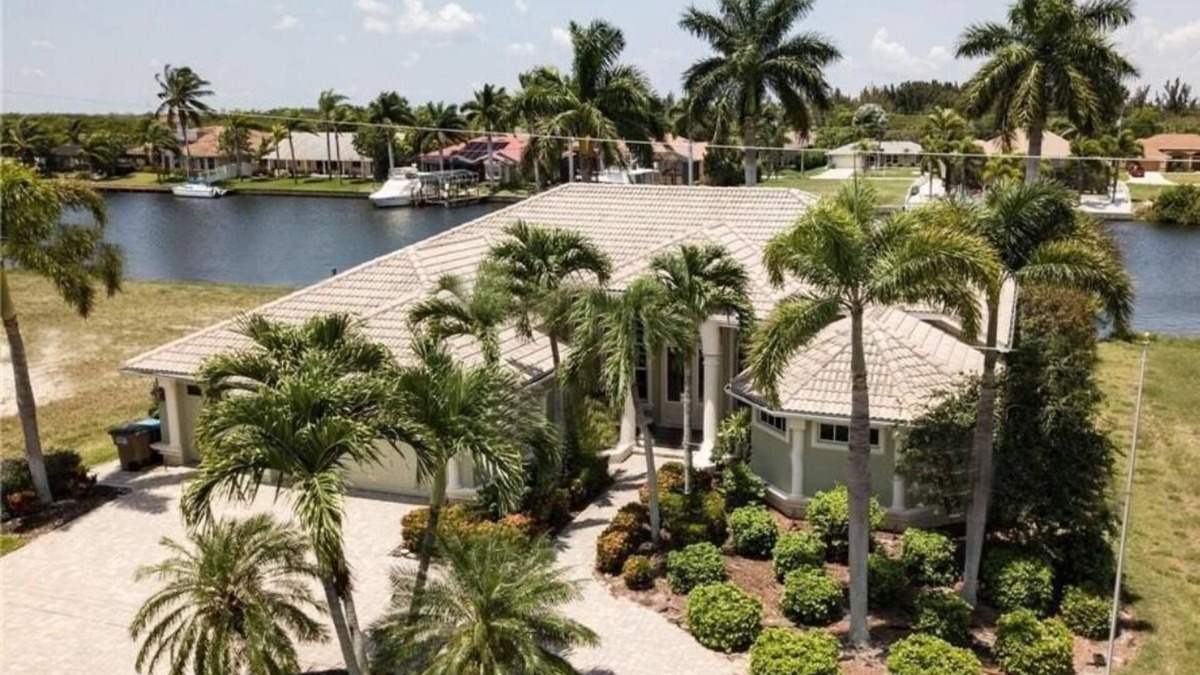 Pelican House | Beautifully maintained 4 bed/2 bath on canal w/pool & sailboat access