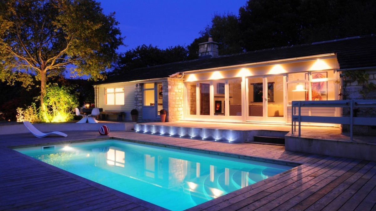 Stroud Cottage | Beautifully presented dog friendly holiday home in the Cotswolds with a hot tub and swimming pool -