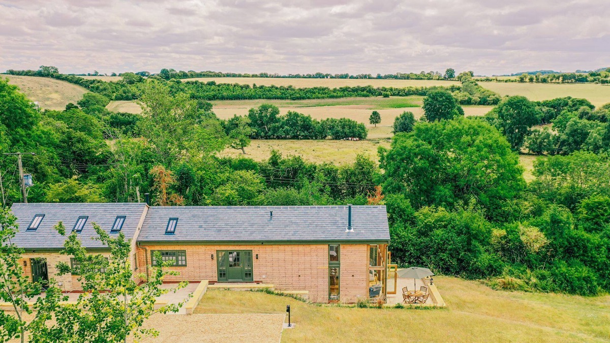 Quedgeley Cottage | Beautifully presented holiday home in the Cotswolds with amazing views - The Tractor Shed