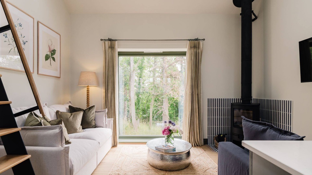 Quedgeley Cottage | Beautifully presented holiday home in the Cotswolds with pretty balcony - The Old Workshop