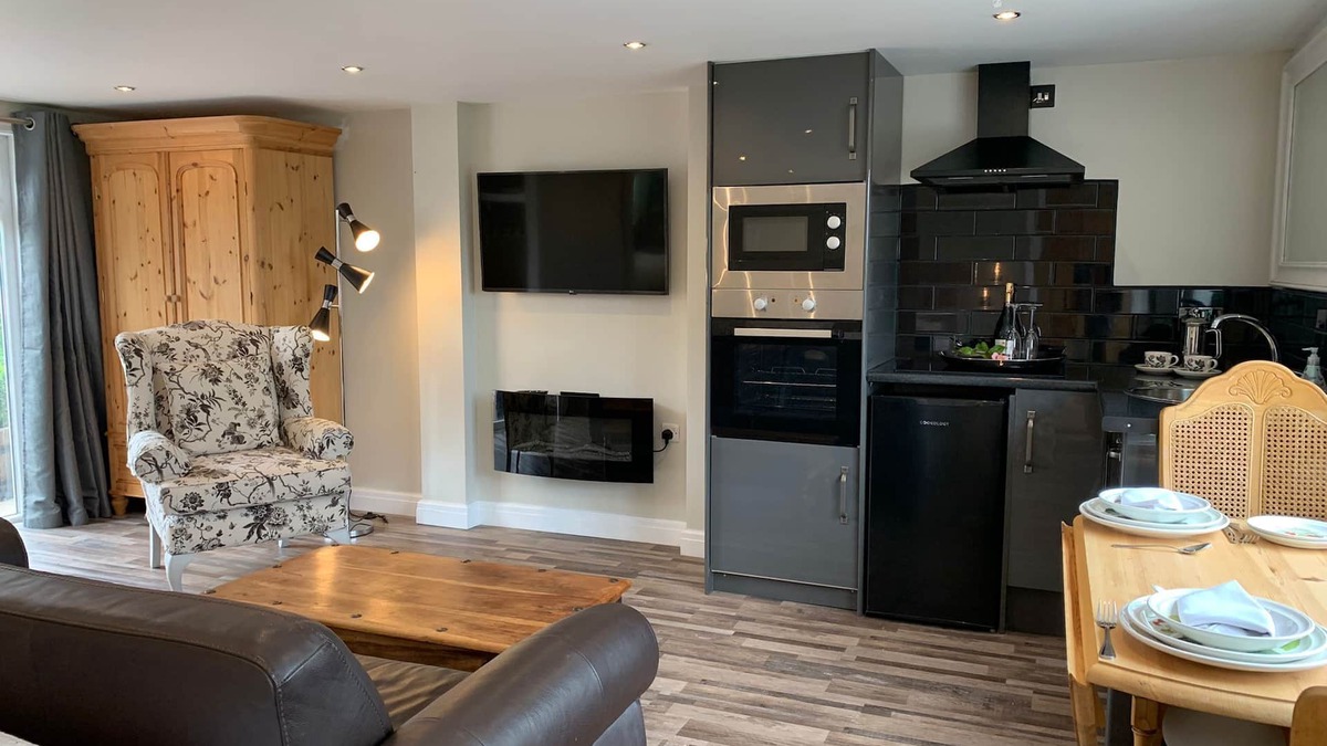 Huxley House | Beautifully presented spacious detached countryside studio and garden