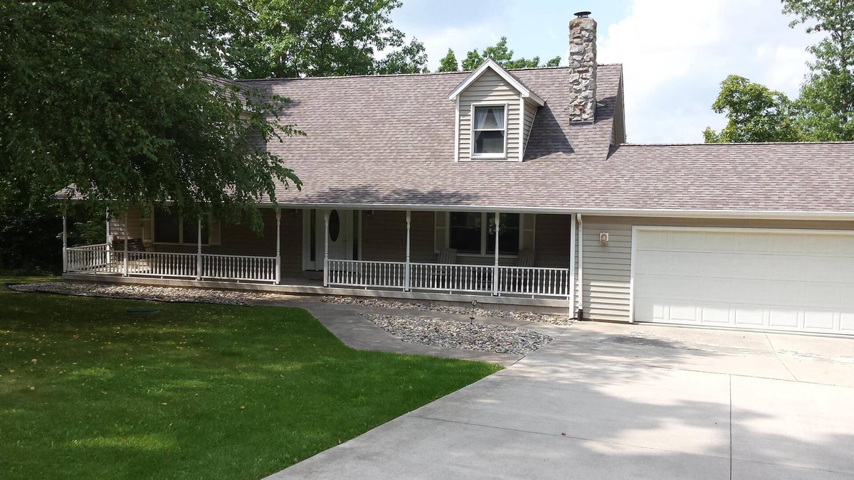 Frontier House | Beautifully Remodeled Lake Front House W/ Beach, Paddle Boat & Kayak. Sleeps 18+