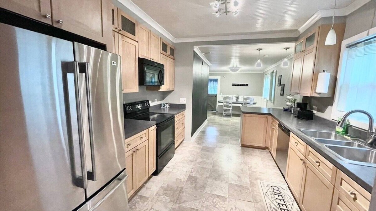 Greenwood House | Beautifully Remodeled 3bd/2ba, 15 min to Downtown!