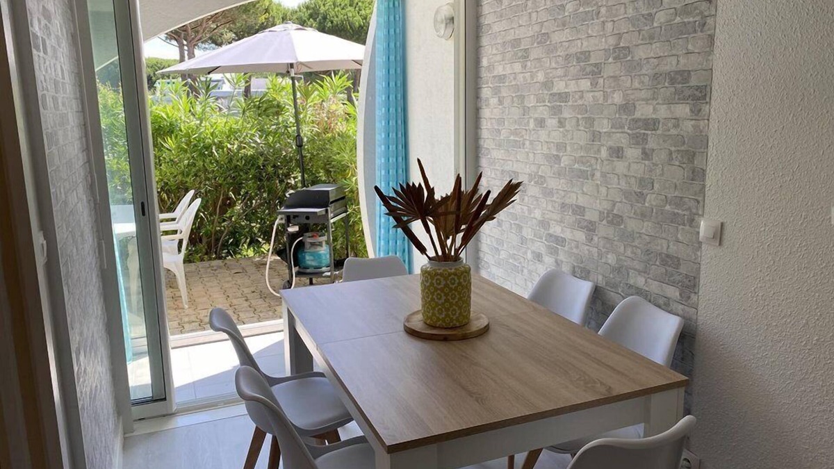 La Petite Motte Apartment | Beautifully renovated Studio cabin, with private garden, close to the beach, BBQ