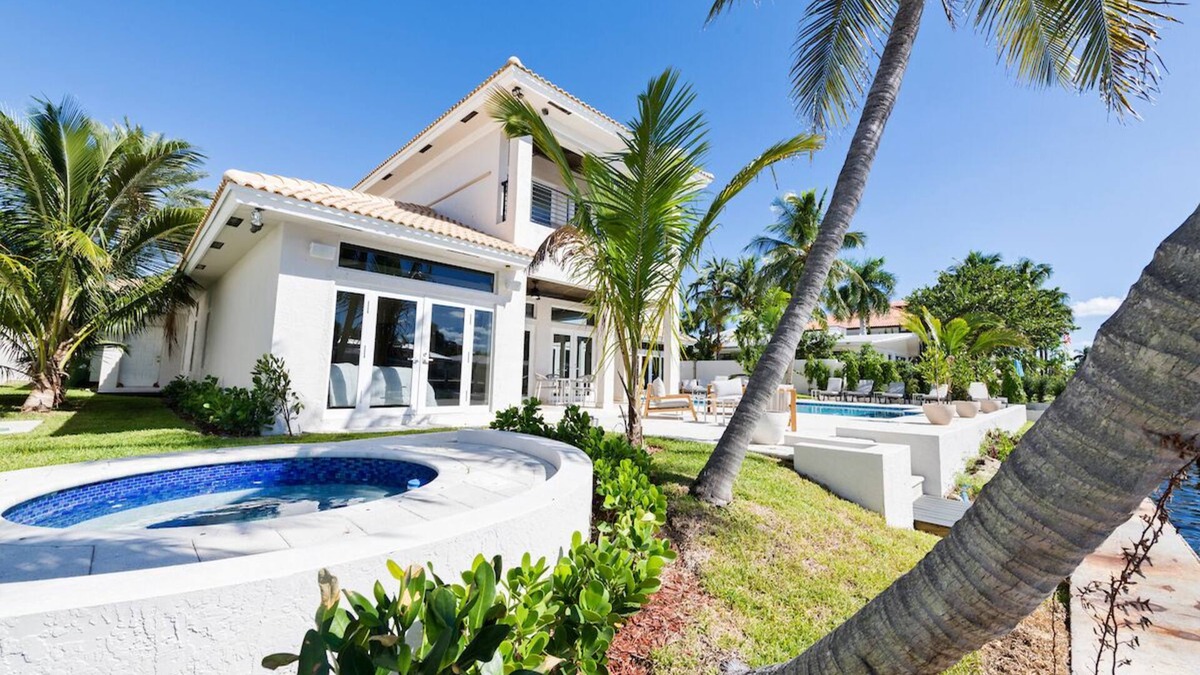 Bouvet Island House | Beautifully renovated 6 Bedroom Mansion Pet Friendly