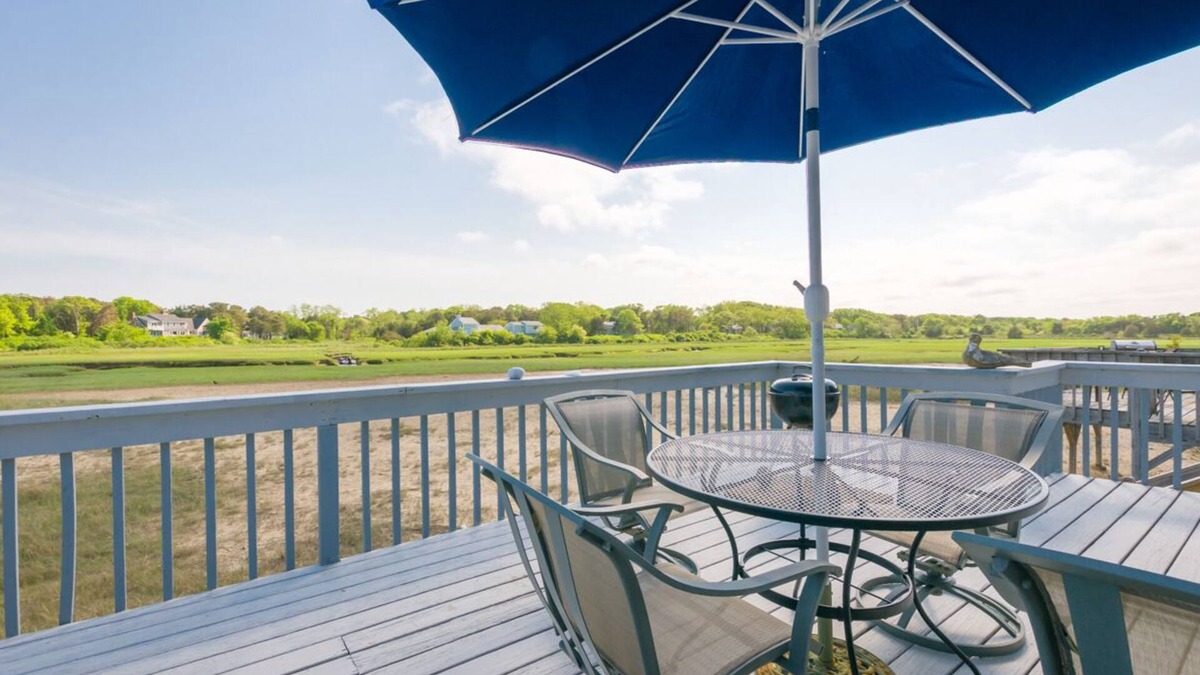 East Sandwich Cottage | Beautifully Renovated Marsh Front Cottage