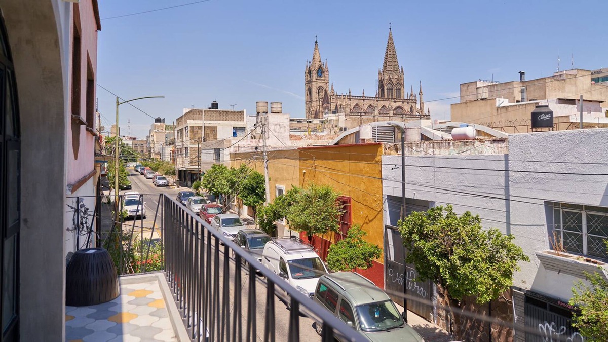 Americana Apartment | Beautifully Renovated With Spectacular View to El Expiatorio