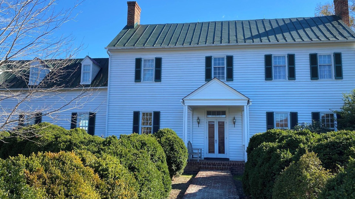 Gordonsville House | Beautifully renovated 1780 historic estate and horse farm