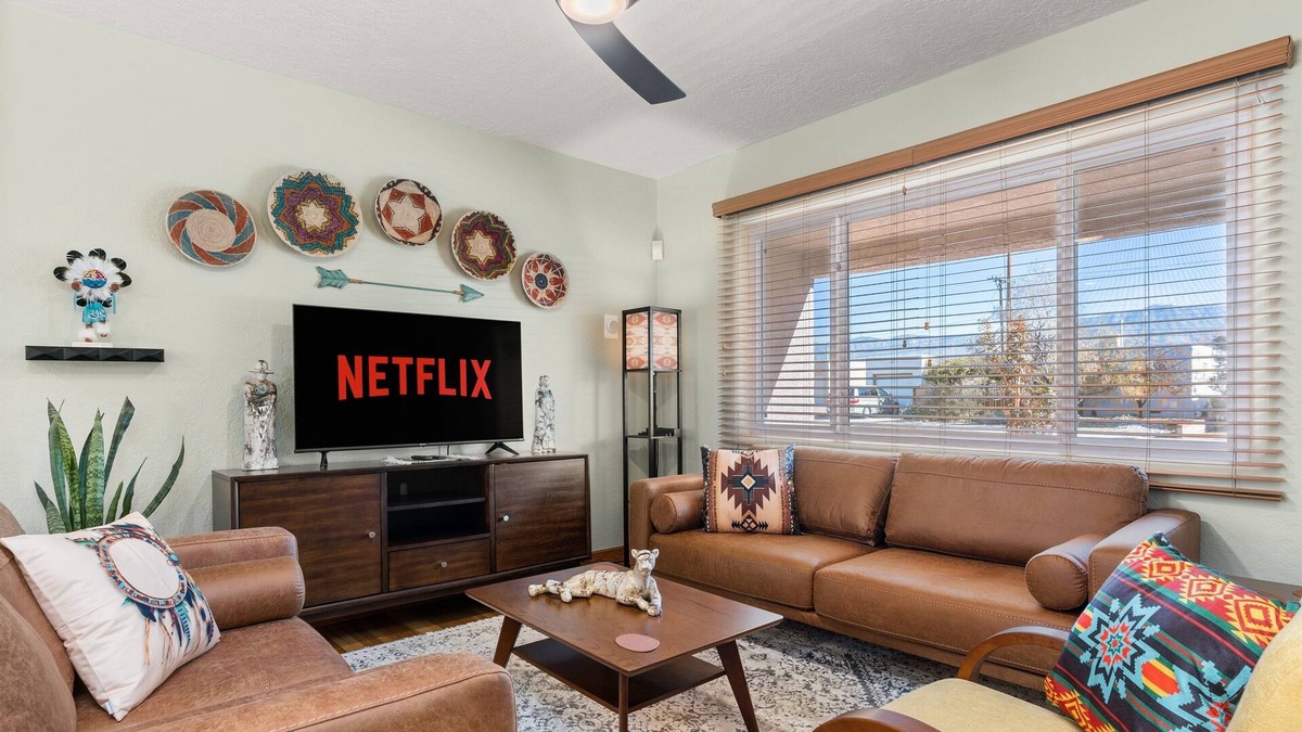 Uptown House | Beautifully Renovated Southwest Home 3B/2B, $2520/month over winter, Book Now!