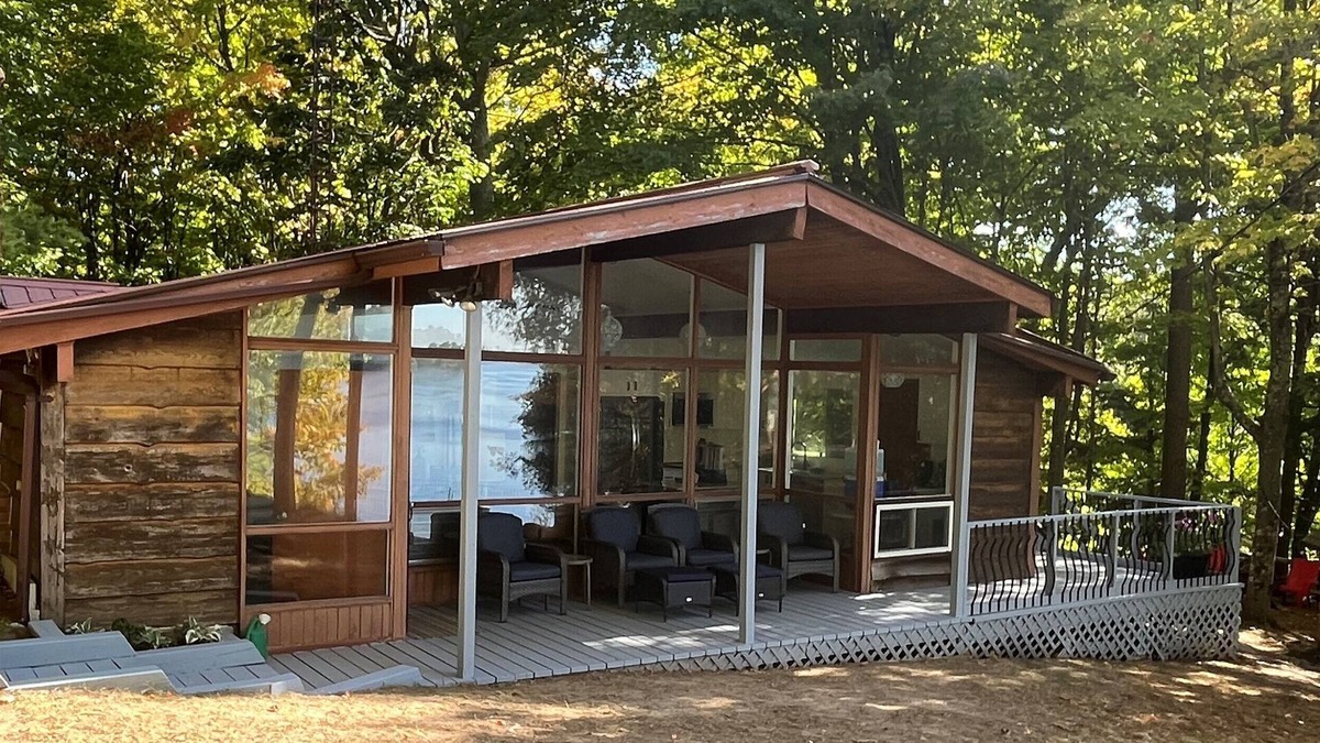 Delta Cottage | Beautifully renovated 3 bedroom lakeside cottage