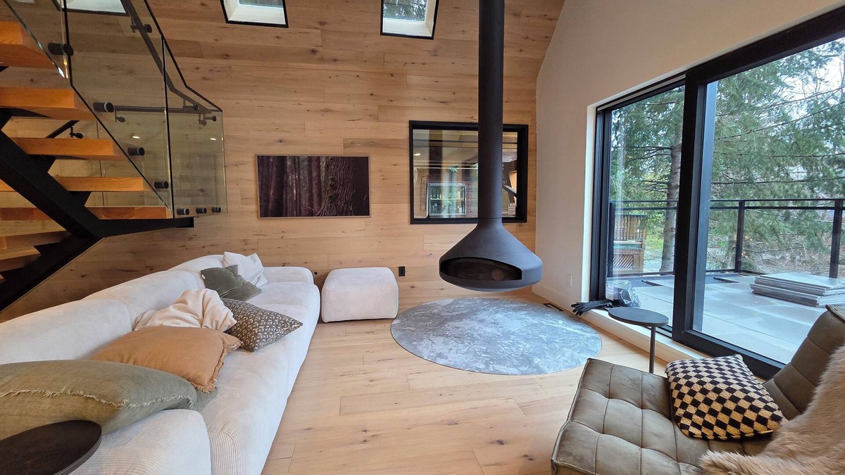 Whistler Creekside House | Beautifully Renovated & Fully Furnished 5 Bedroom, 4 Bathroom Home in Creekside