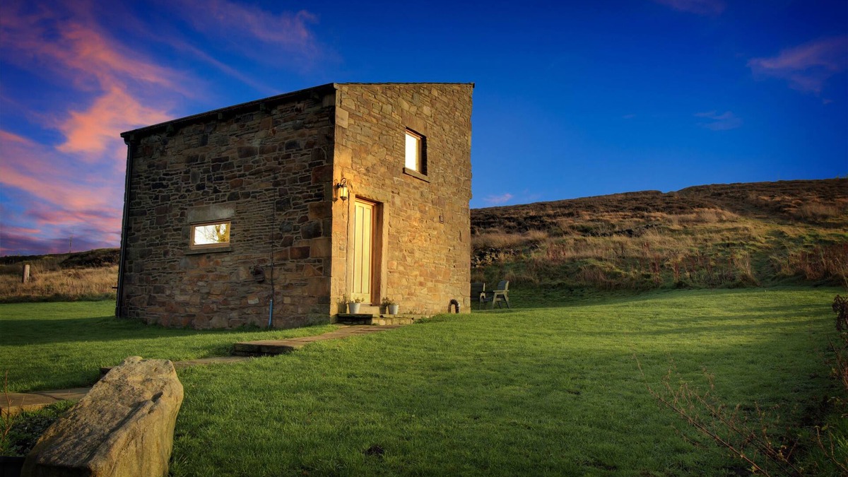 High Peak House | Beautifully renovated traditional stone barn cottage.family and pet friendlyWiFi