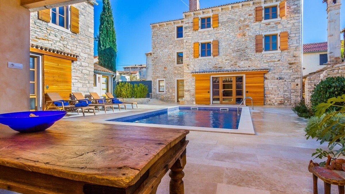 Liznjan Villa | Beautifully Renovated Traditional Stone Villa, Private Pool in the Picturesque Village of Sisan!