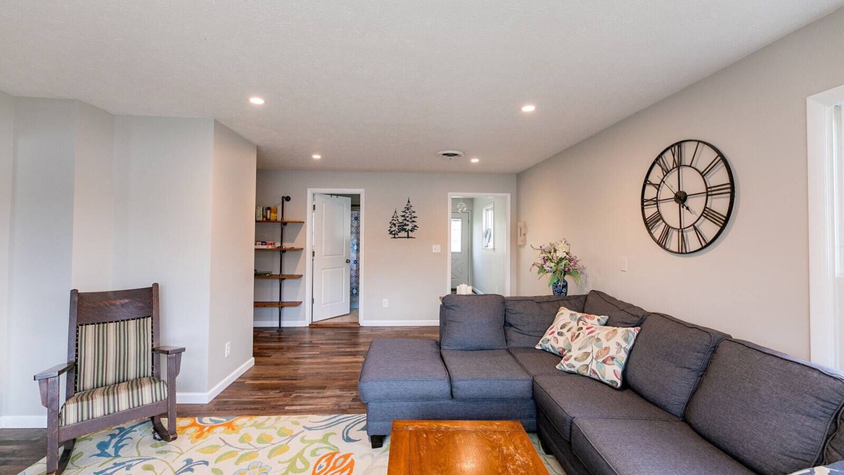 Cadillac Cottage | Beautifully Renovated Lakefront Cottage