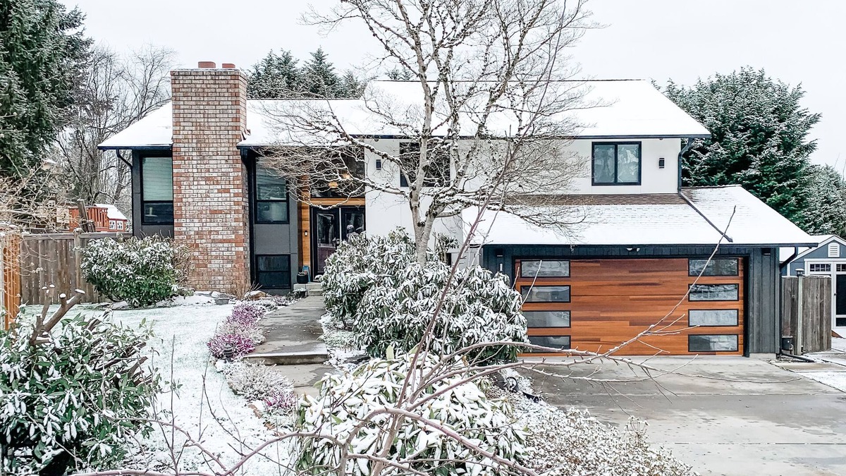 Inglewood-Finn Hill House | Beautifully renovated hot-tub, large fenced backyard, pet friendly