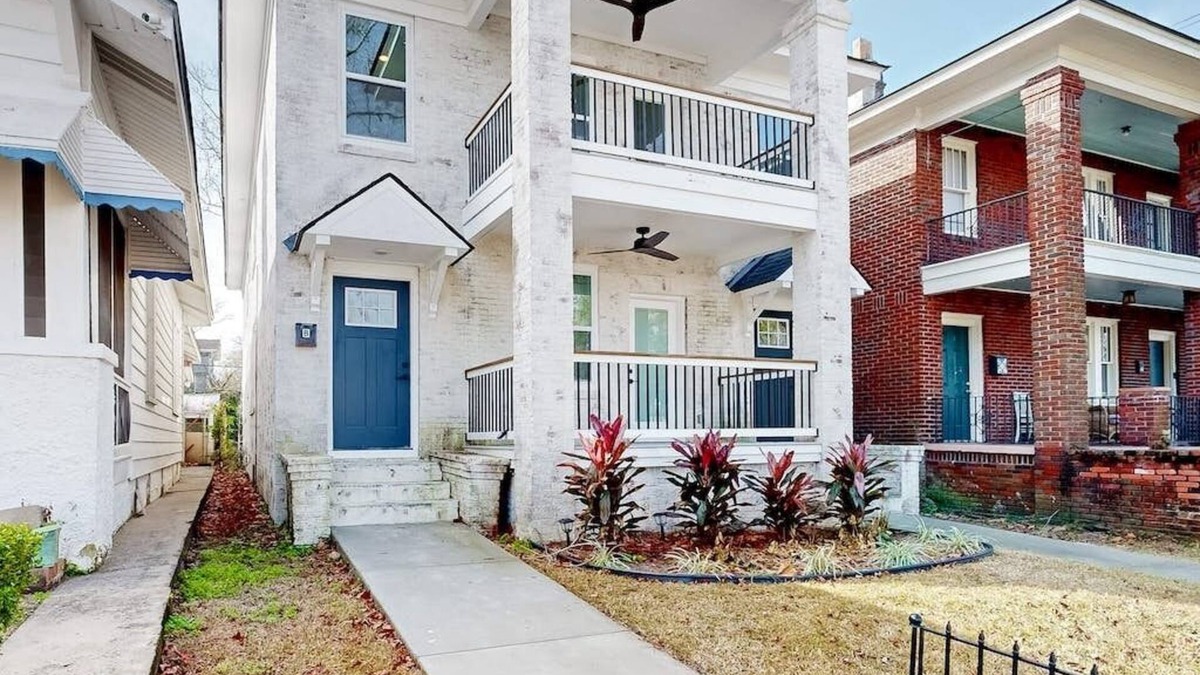 Eastside House | Beautifully renovated townhouse located in the charming city of Savannah, GA.